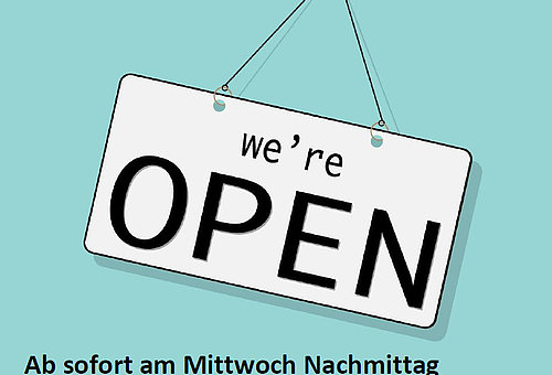 Schild "we´re open" und Information zur verlängerten Öffnungszeit von 15.00 bis 19.00 Uhr